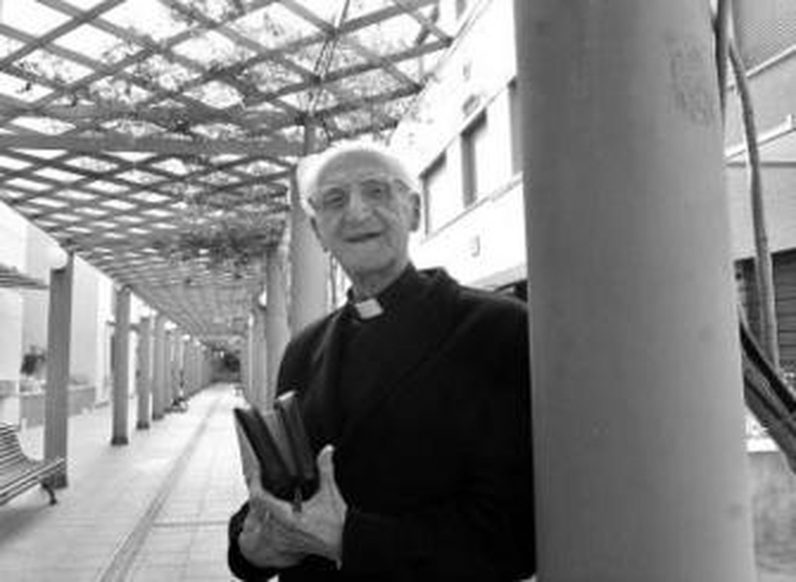 José Burgos, en las zonas comunes de su vivienda en la capital.