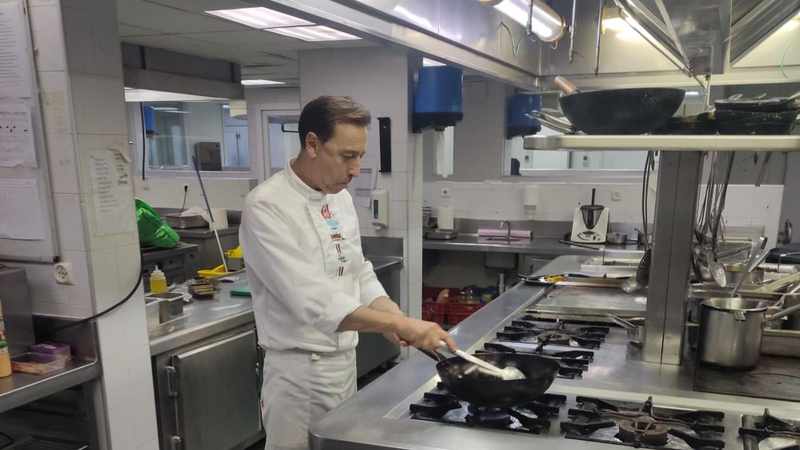 Un trabajador cocinando en las cocinas clausurados este verano.