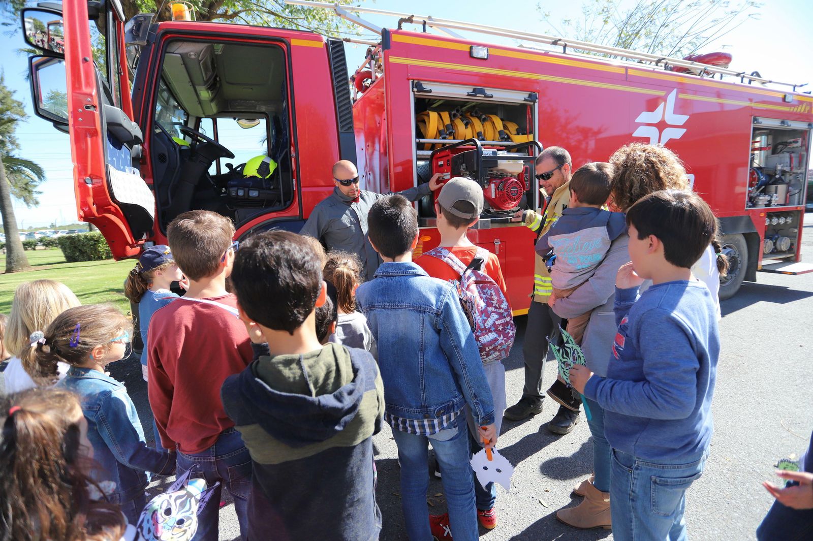 Pequeños junto a un camión de bomberos en las instalaciones de Cepsa.