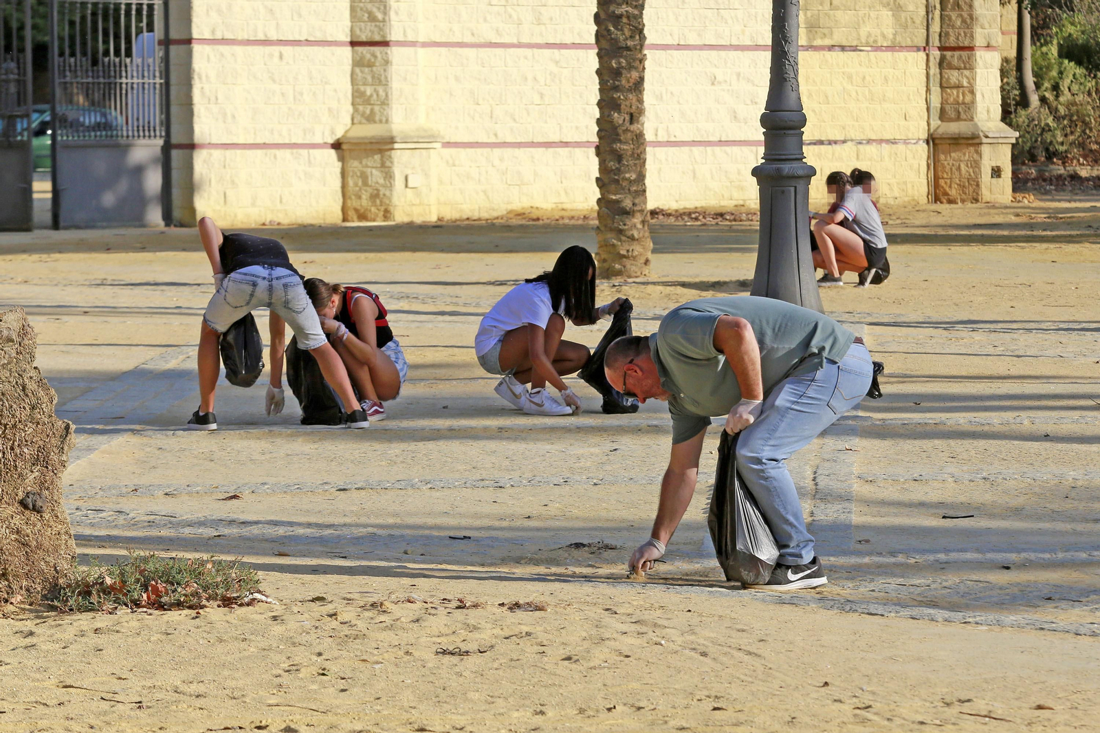 Imágenes del grupo juvenil Green Team Jerez limpiando en el Parque González Hontoria
