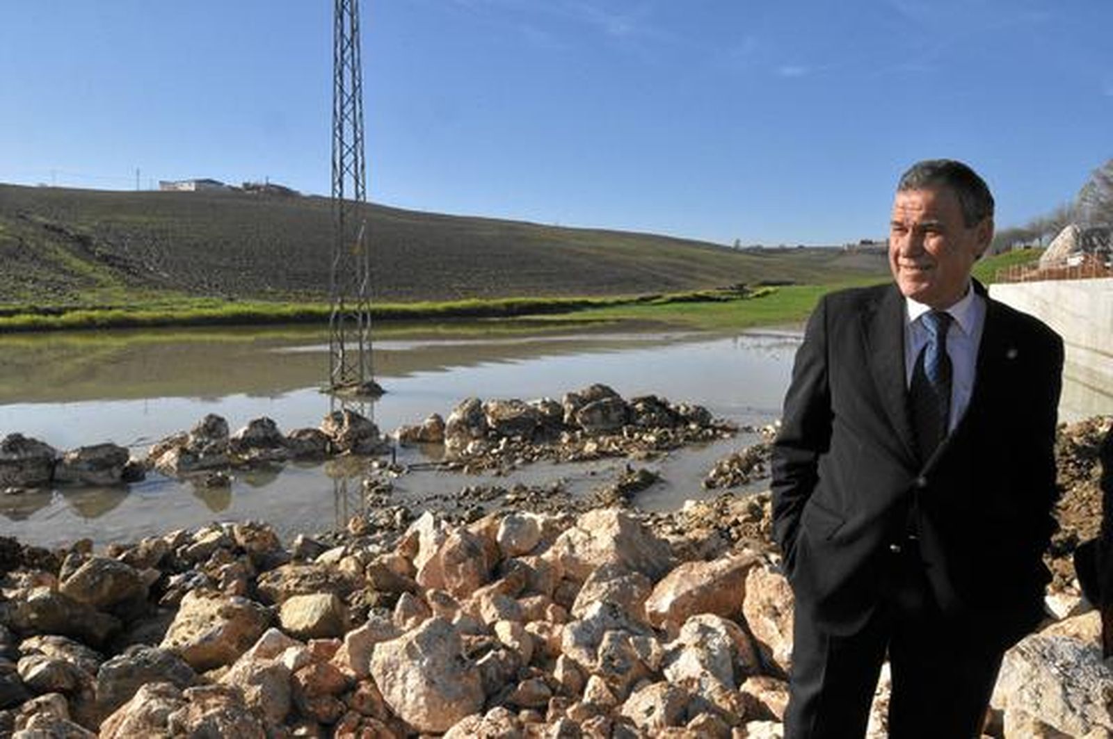 El alcalde de Écija, Juan Wic, visita las obras del dique y las nuevas catas realizadas en el pueblo para prevenir futuras riadas.

Foto: Manuel Gómez
