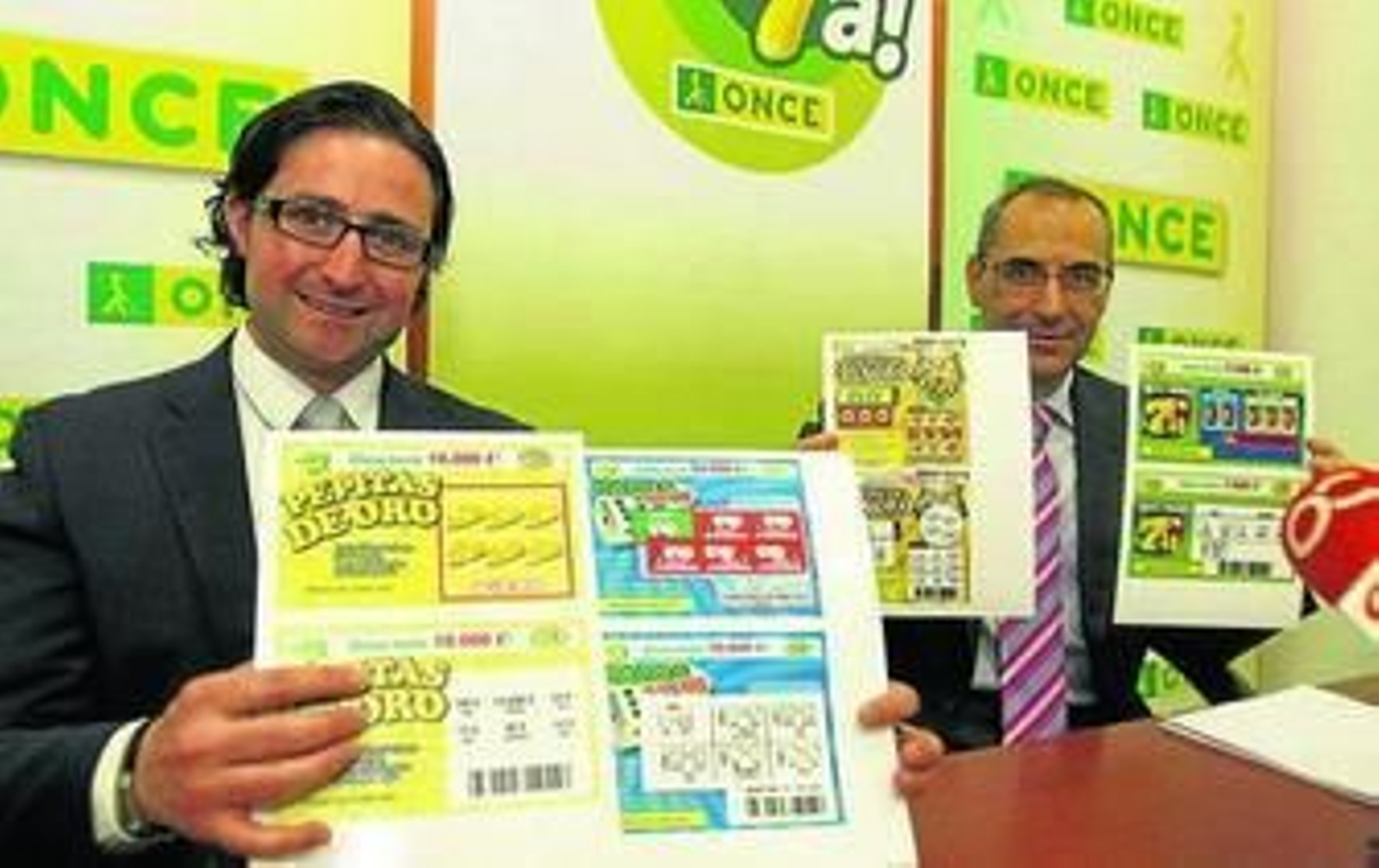 Directivos de la ONCE muestran algunos de los nuevos juegos.