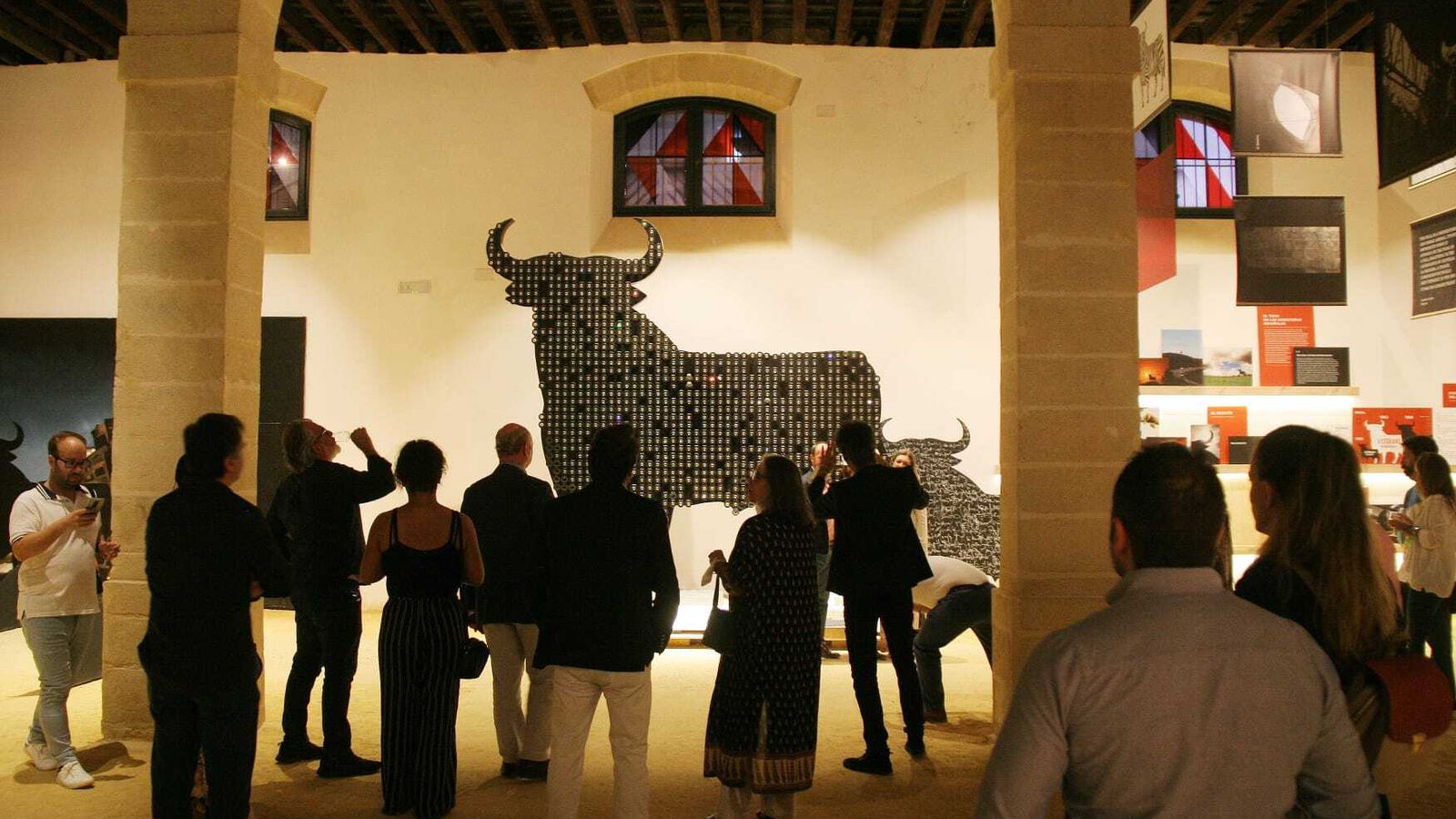 Un momento de la visita de los invitados al museo Toro Gallery.