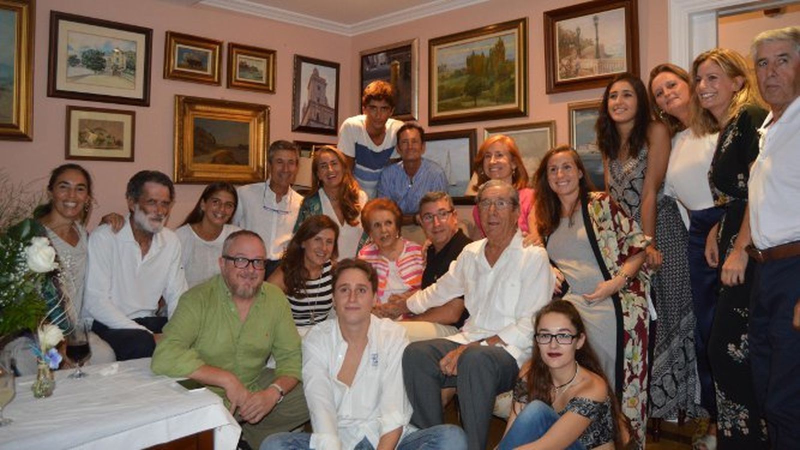 La homenajeada Marta Dorao Orduña con su marido José Ramón Pérez, sus hijos, Marta, Juan Manuel, Betina, María José, Santi y Moncho Pérez Dorao, Paco Moreno, Iamor Fernández, Sole Blazquez, Patri Ramos, Itziar Gantes, Berta Otero, Santi Pérez, Cristina, Curro y Celia Moreno y Gonzalo Pérez Díaz-Alersi, durante la celebración de los ochenta cumpleaños.