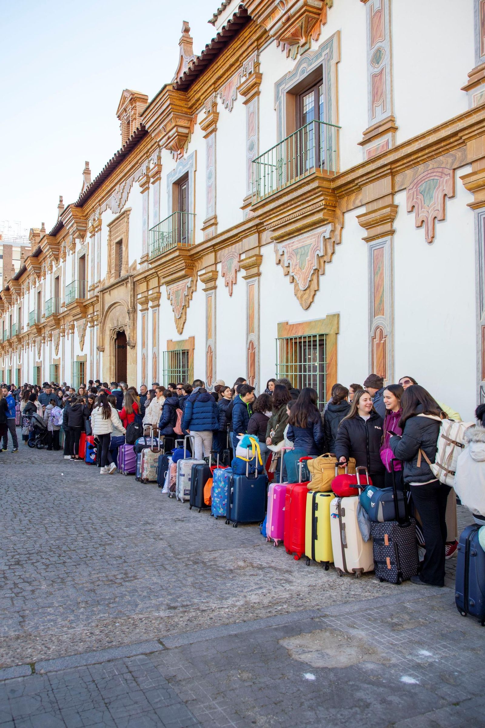 La salida de los niños que participan en los Campamentos de Navidad de la Diputación, en imágenes