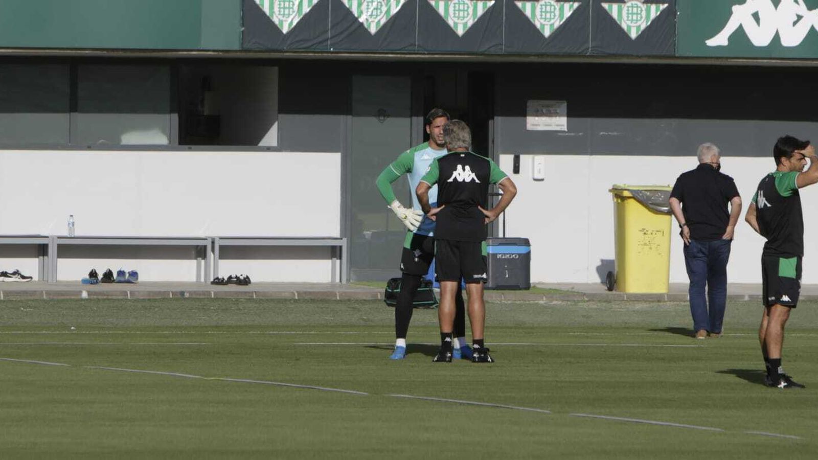 Joel dialoga con Pellegrini en la sesión de este martes.