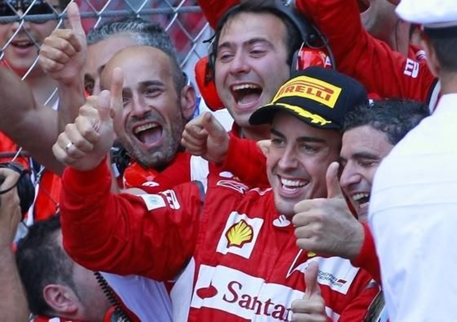 Fernando Alonso celebra su segundo puesto en el Gran Premio de Mónaco.

Foto: Reuters