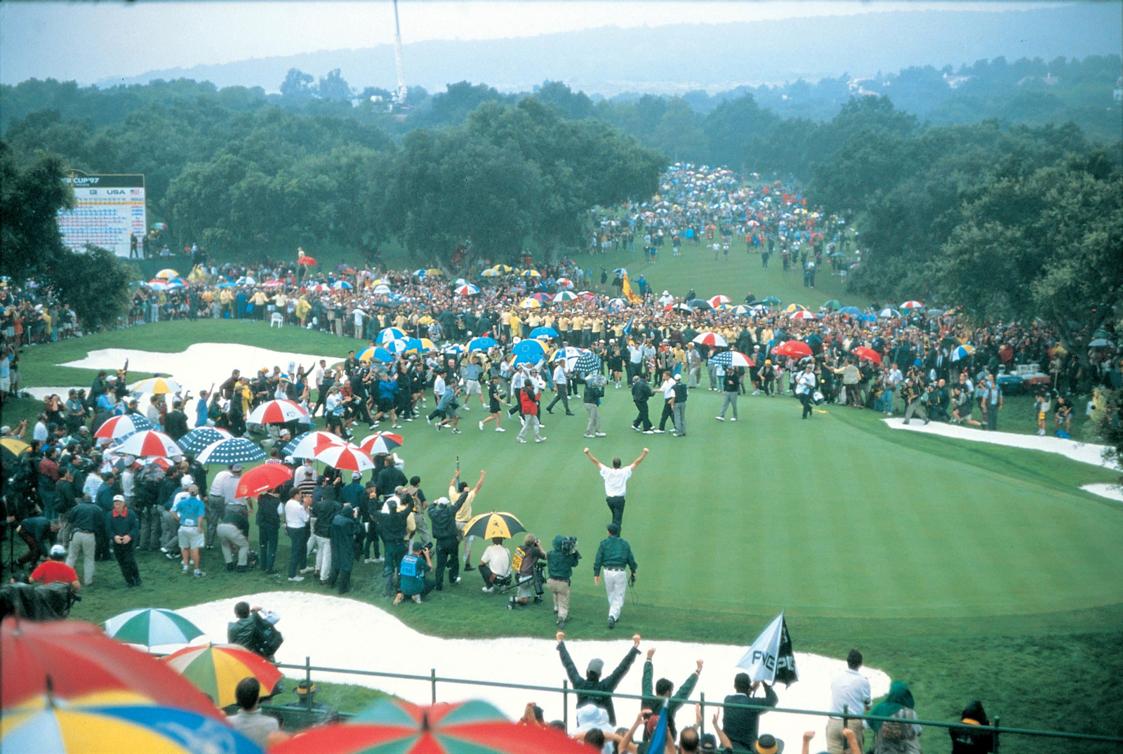 Explosión de júbilo de público y jugadores tras consumarse el triunfo del equipo europeo.