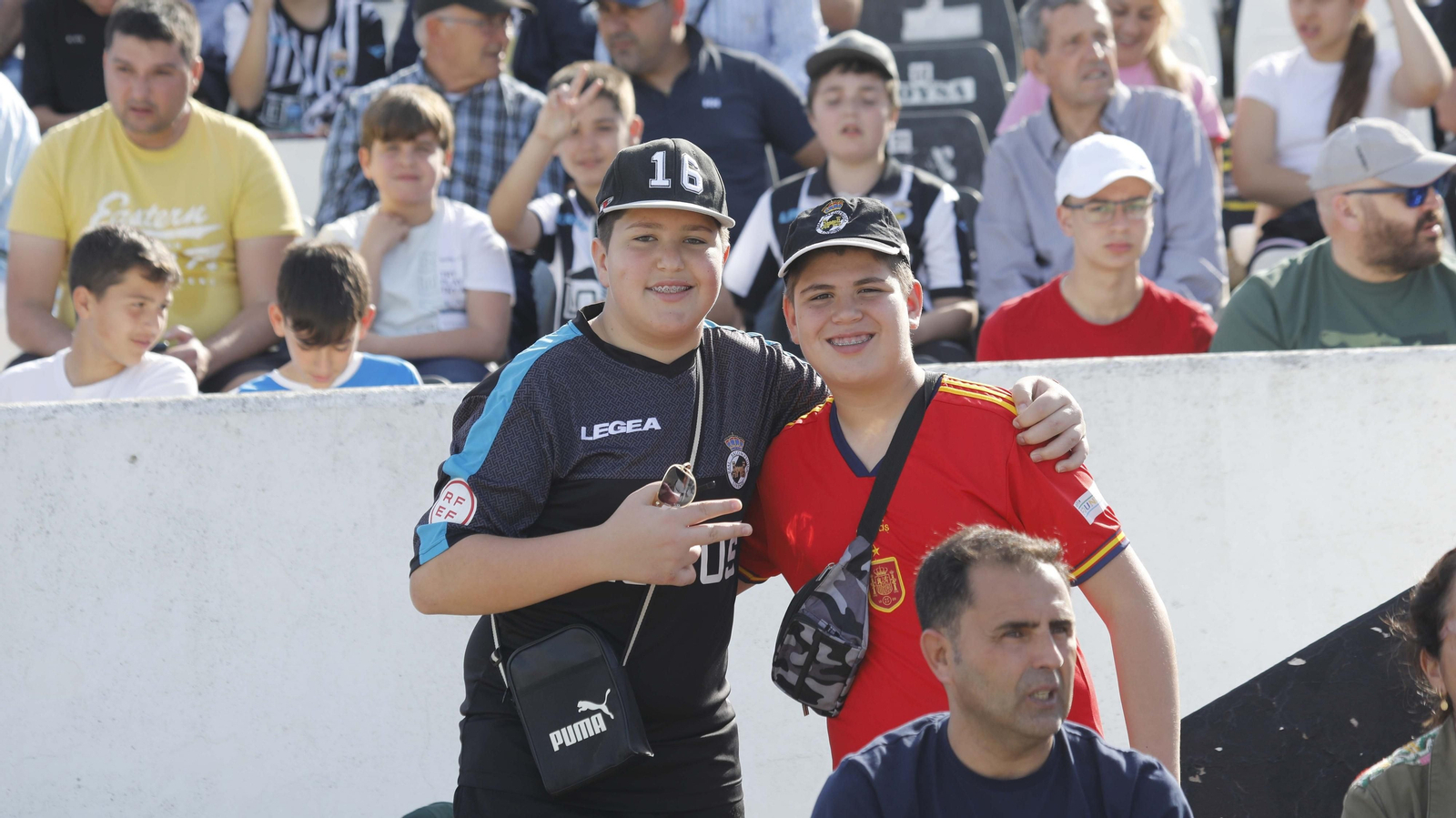 Fotos de la afición durante el encuentro de la Balona - Real Madrid Castilla