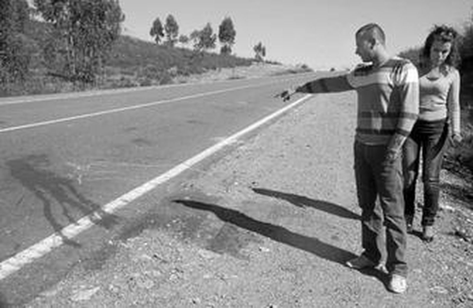 Un joven mostraba ayer las huellas del accidente en la HU-5401 que ha costado la vida a tres jóvenes de Cartaya.