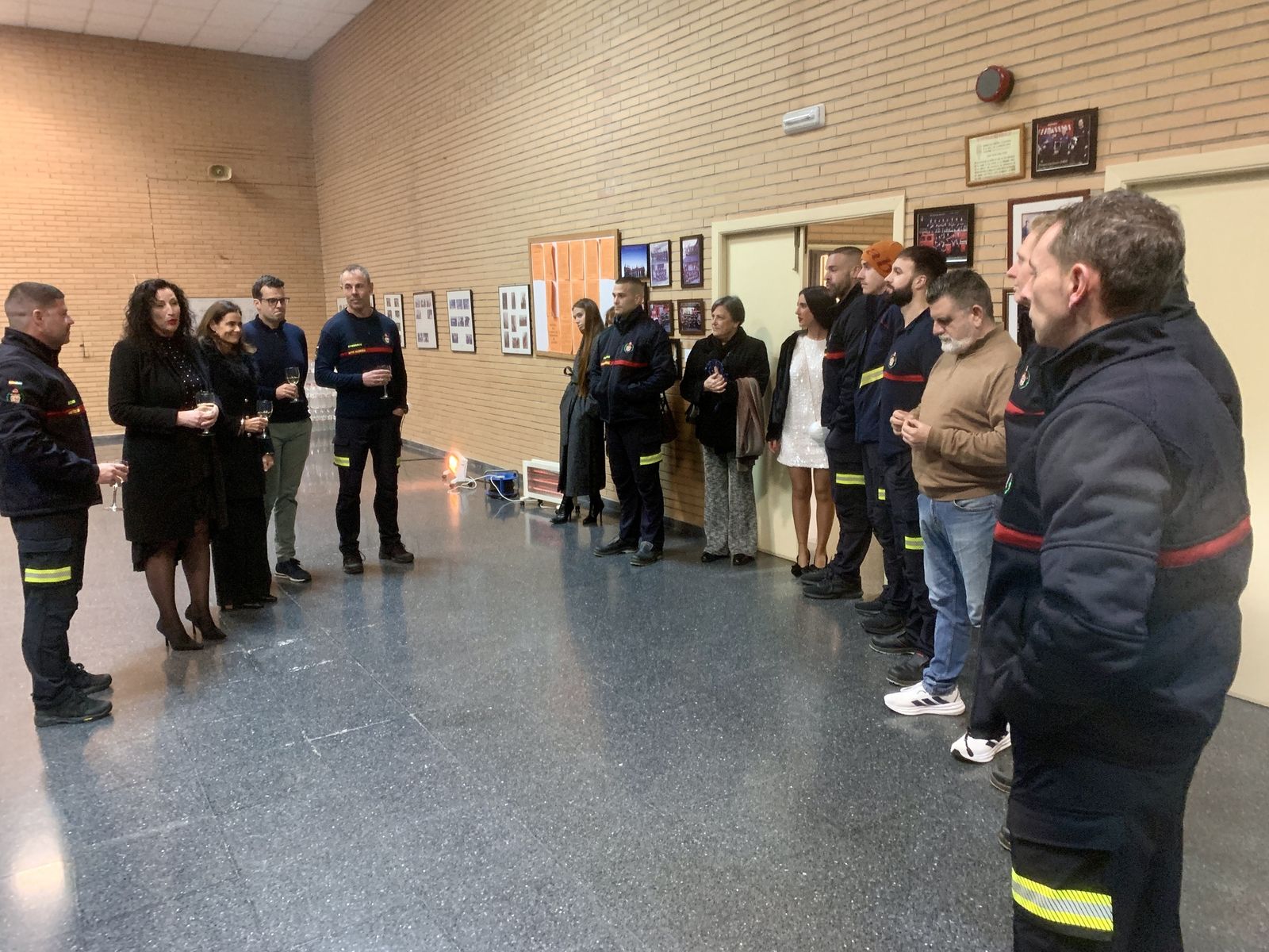 La alcaldesa felicita la Navidad al personal del Centro de Acogida y a los turnos de guardia de Bomberos y Policía Loca