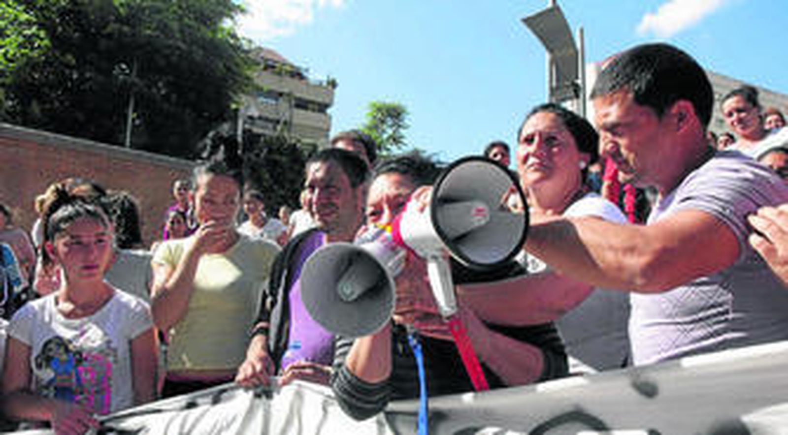 Tras enterrar al pequeño el pasado jueves, los padres, acompañados por vecinos y familiares pidieron "justicia" a las puertas de los juzgados.
