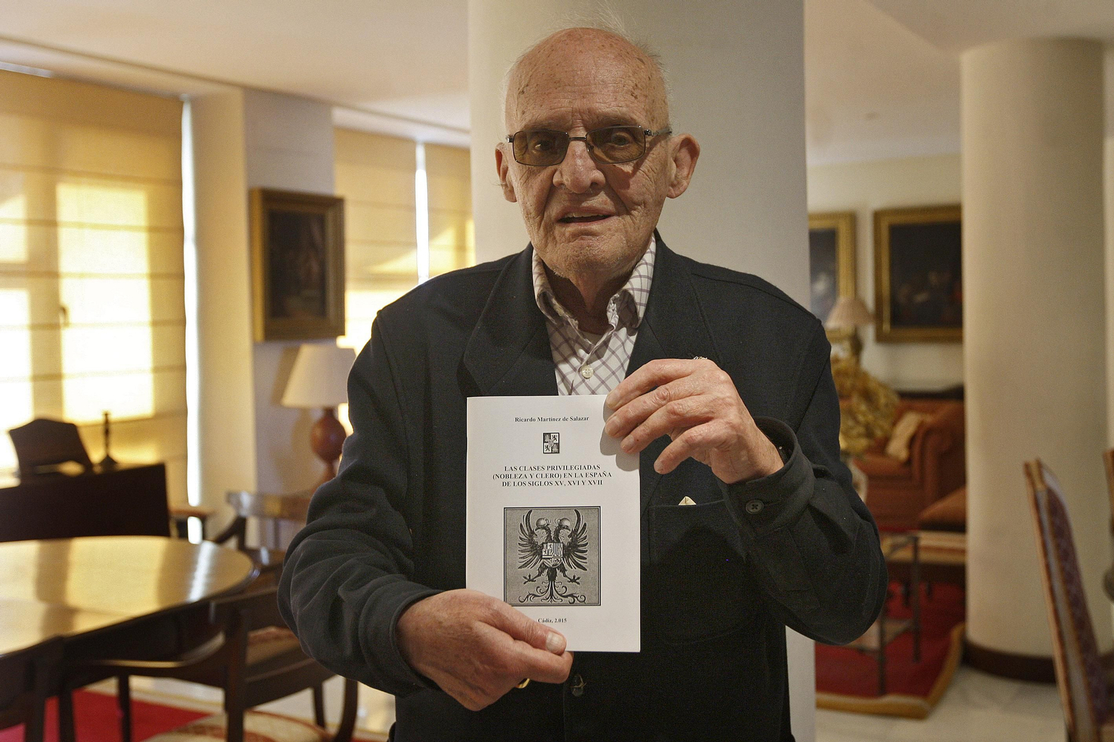 Ricardo Martínez de Salazar posa con su última publicación.