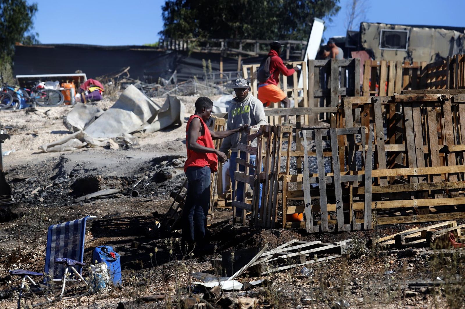 Estado de las chabolas tras el incendio en el asentamiento junto al polígono San Jorge.