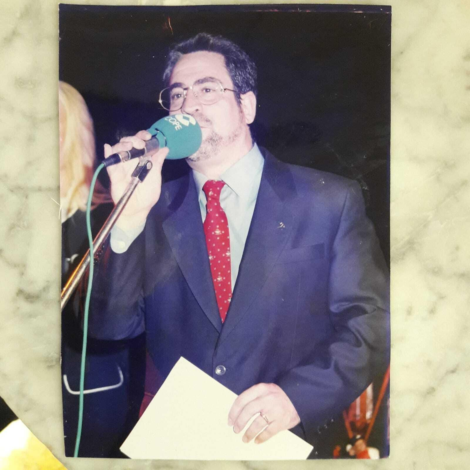 Juan Domínguez ante un micrófono de la Cope, imagen que se ha repetido durante 46 años.