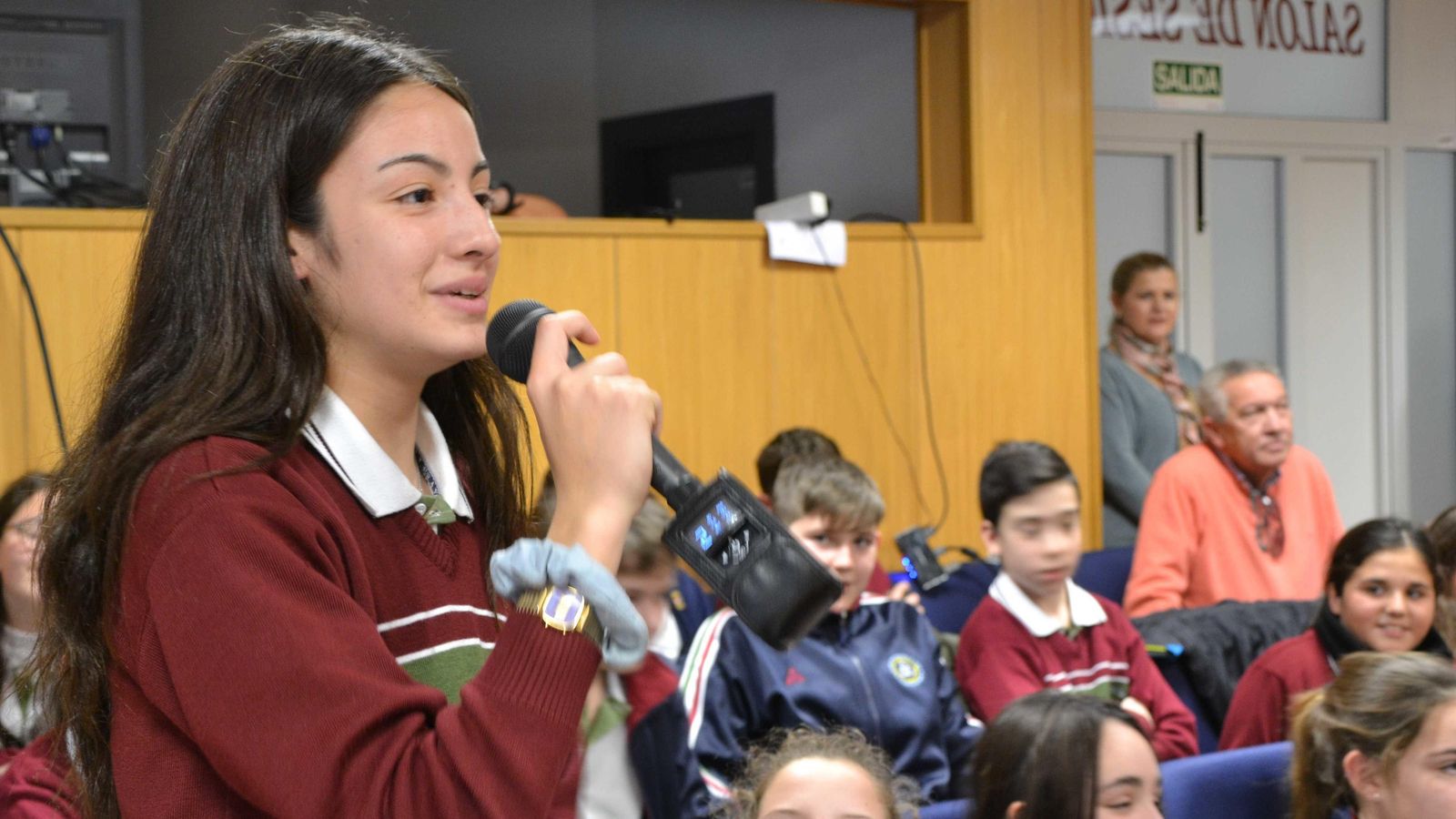 Una alumna realiza una pregunta.