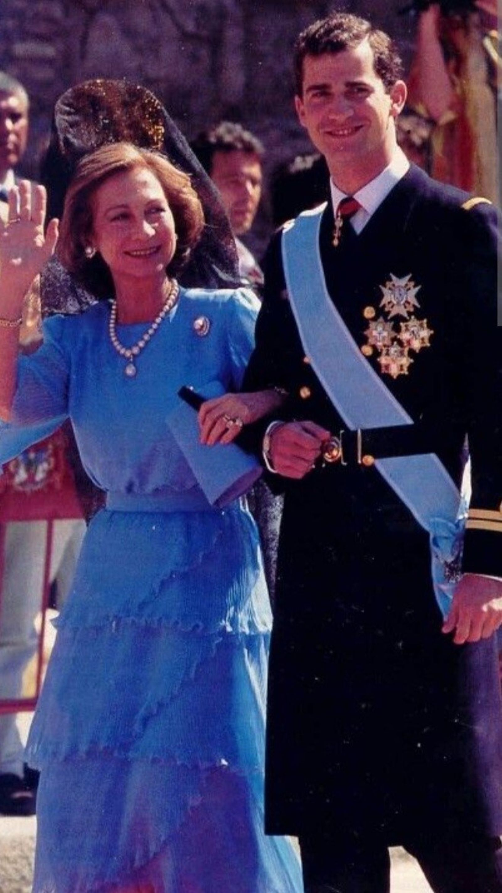 La reina Sofía con el vestido de Toni Benítez en la boda de la infanta Elena, del brazo de su hijo, el entonces Príncipe de Asturias