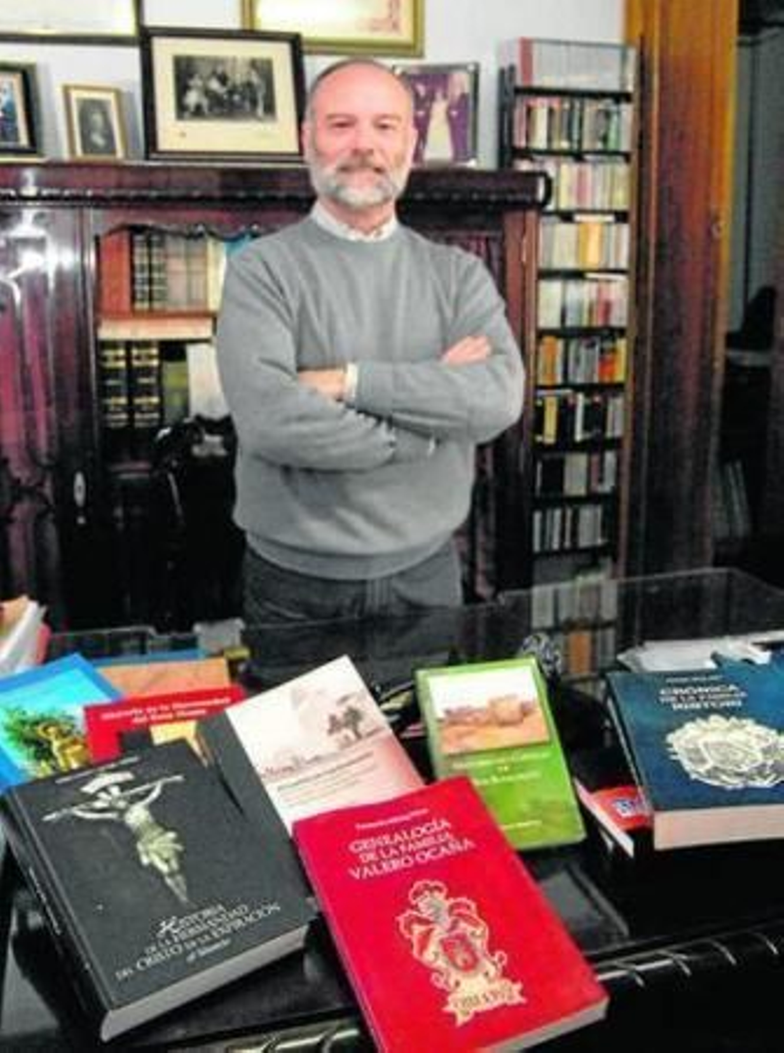 Fernando Mósig, rodeado de sus publicaciones.