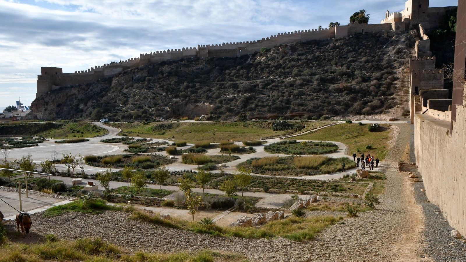 Panorámica de los Jardines Mediterráneos con las murallas de la Alcazaba abrazándolos. Panorámica de los Jardines Mediterráneos con las murallas de la Alcazaba abrazándolos.