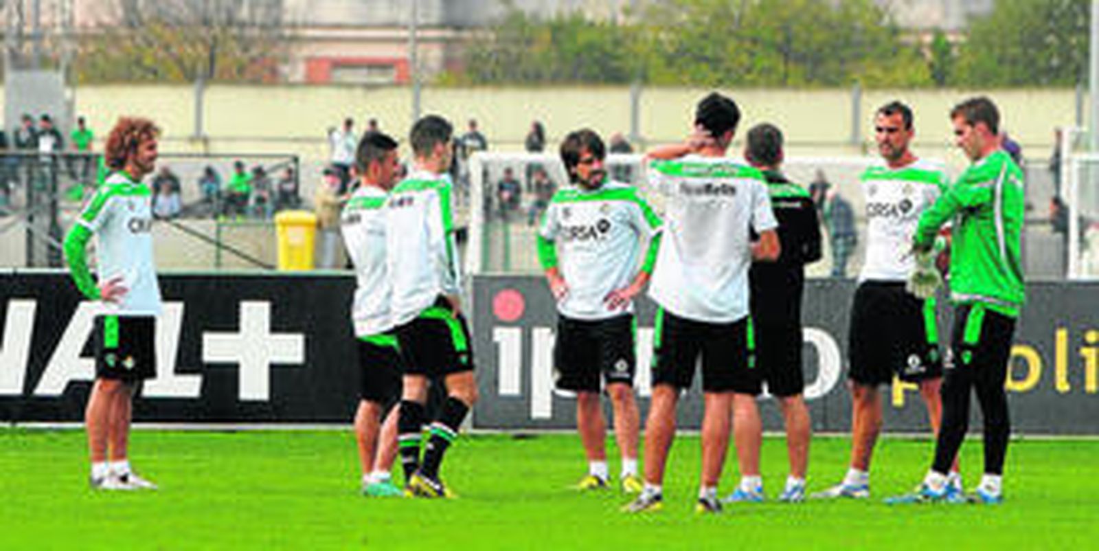 Adrián, Amaya, Dorado, Beñat, Álex Martínez, Rubén Castro y Cañas escuchan al preparador físico, David Gómez.