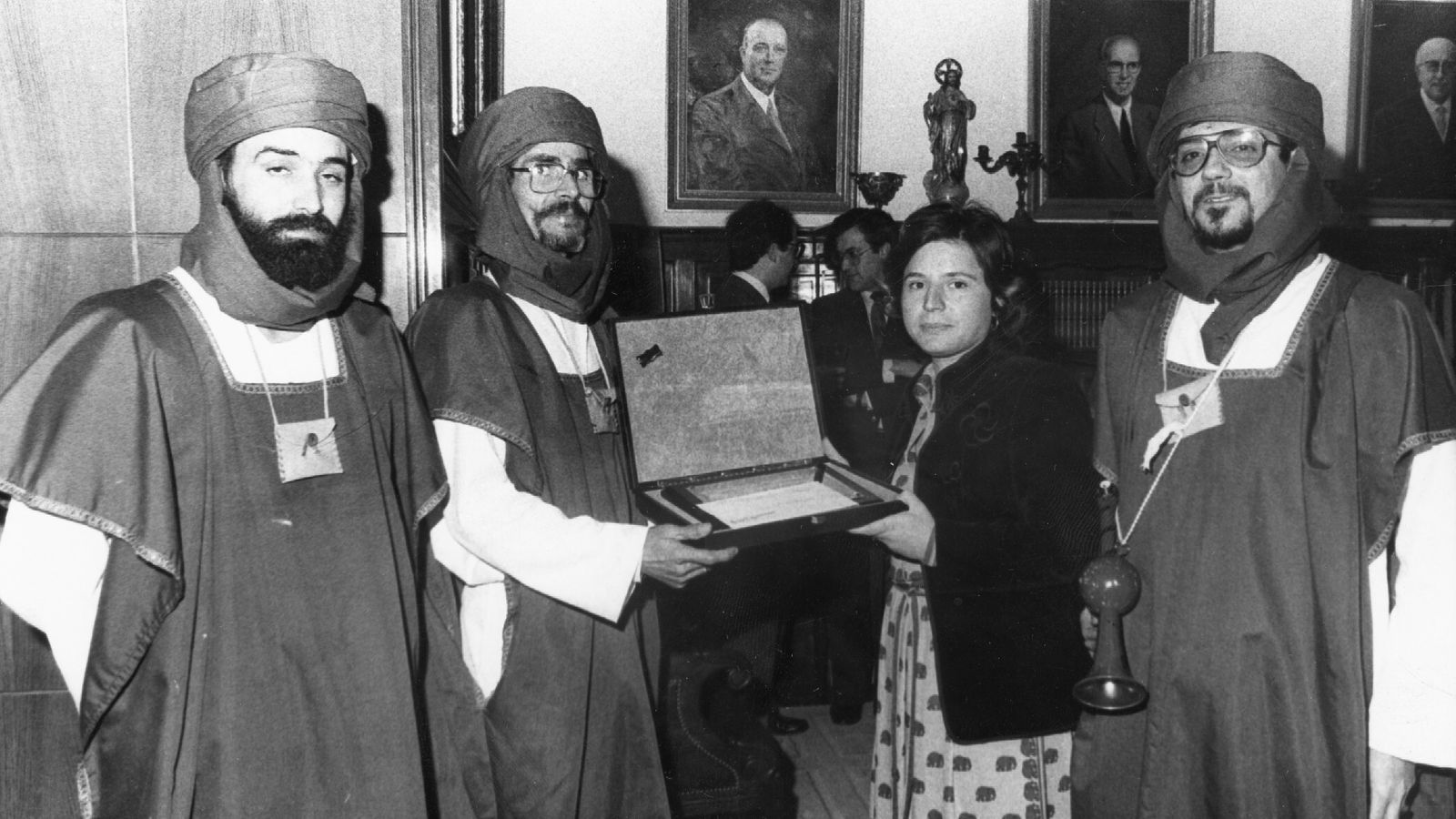 Los autores y el director de 'Hombres azules' recogen un premio de la Caja de Ahorros de Cádiz.