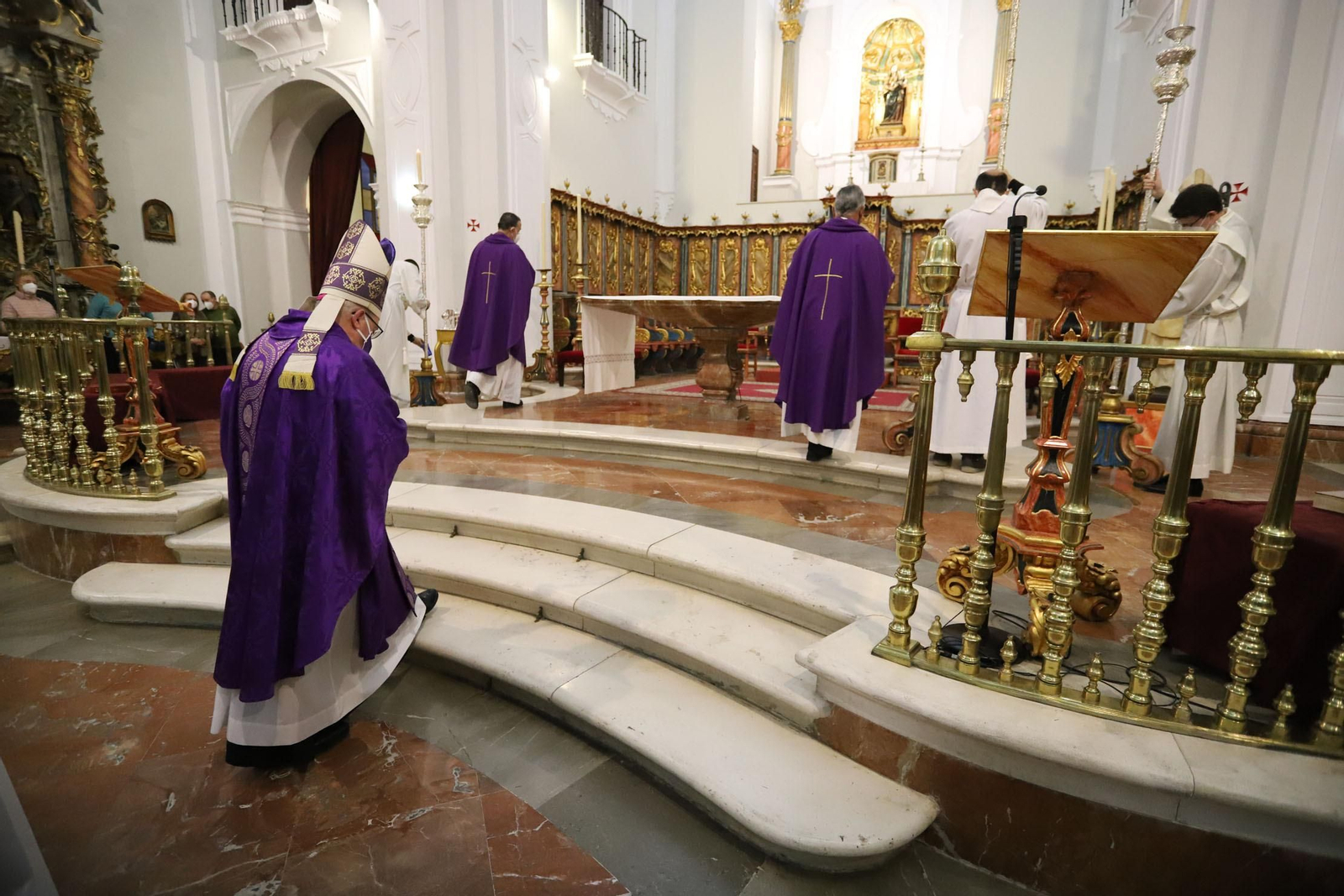 Imágenes de la imposición de cenizas en el inicio de la Cuaresma en la Catedral de Huelva