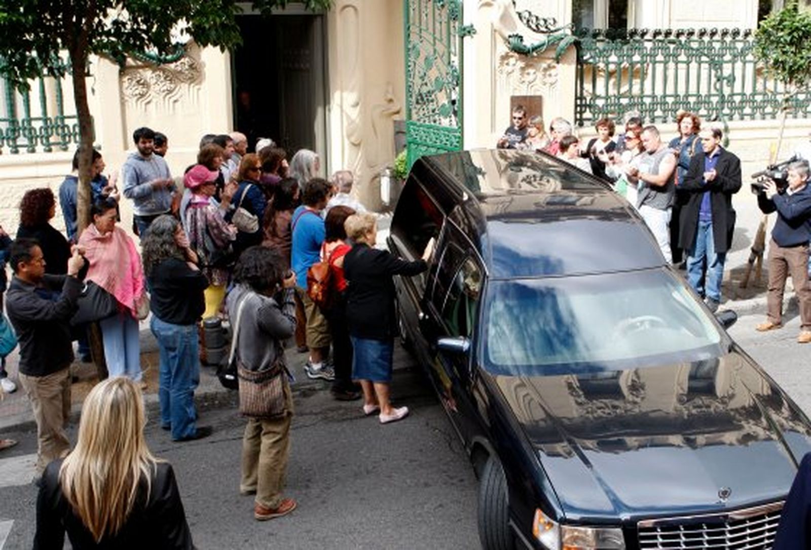 Familiares y amigos se despiden de Antonio Vega en La Almudena