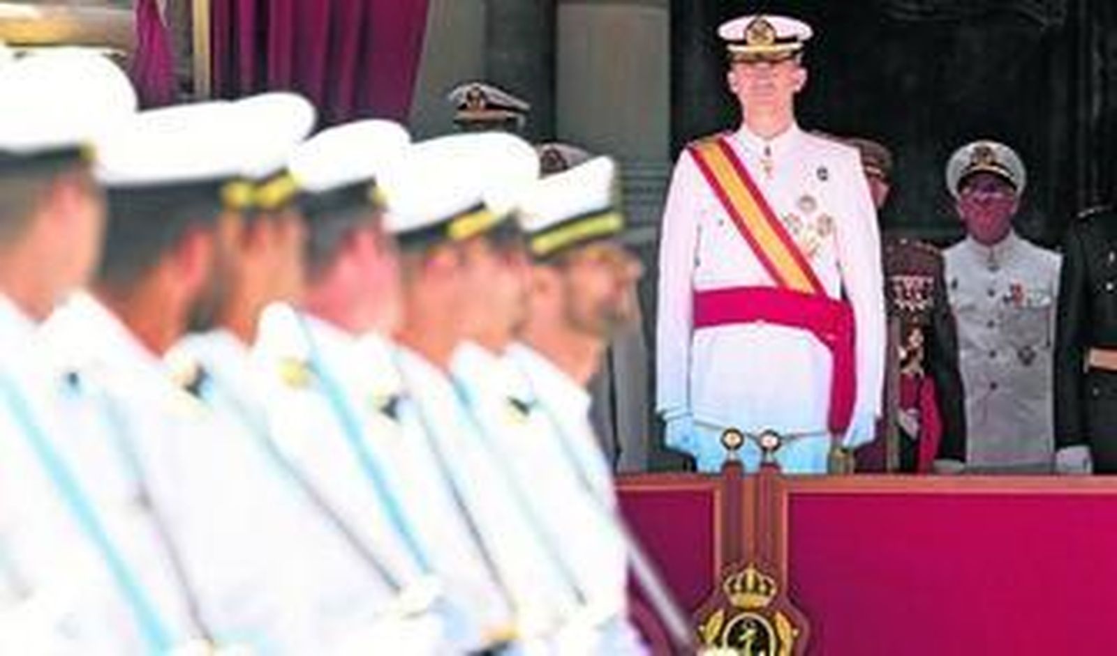 Los sargentos desfilan por delante de la tribuna en el acto que fue presidido por Felipe VI.