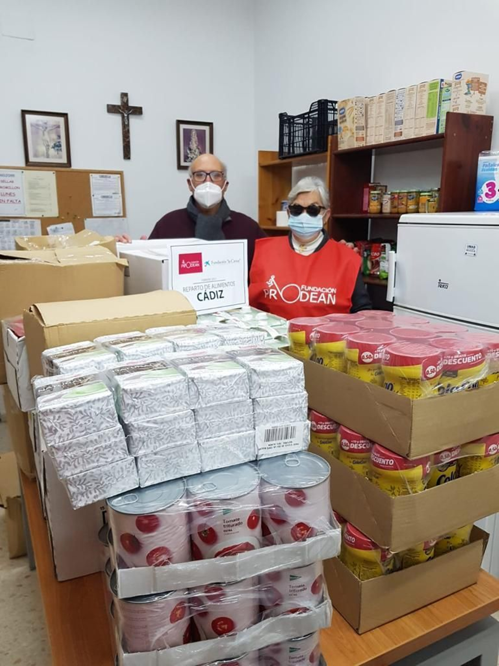 Una voluntaria de Prodean con algunos de los productos donados en una de las parroquias.