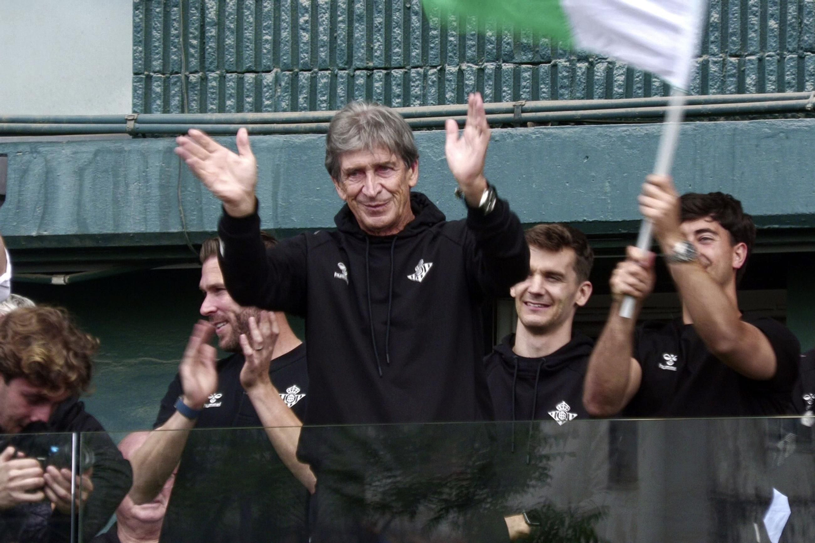 Pellegrini, con los jugadores, en el recibimiento de la afición al Betis tras regresar de Florencia habiendo conseguido la clasificación para la final de la Conference League. Pellegrini, con los jugadores, en el recibimiento de la afición al Betis tras regresar de Florencia habiendo conseguido la clasificación para la final de la Conference League.