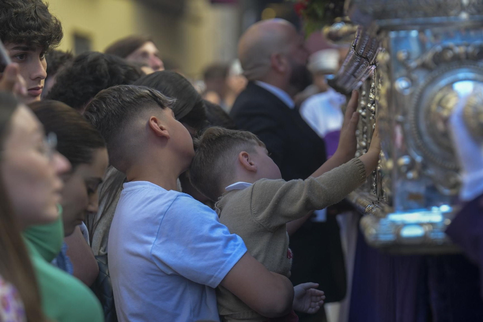 El fervor y la devoción de los granadinos al paso de la Virgen de las Penas, Miércoles Santo 2023. ARCHIVO (Granada Hoy)