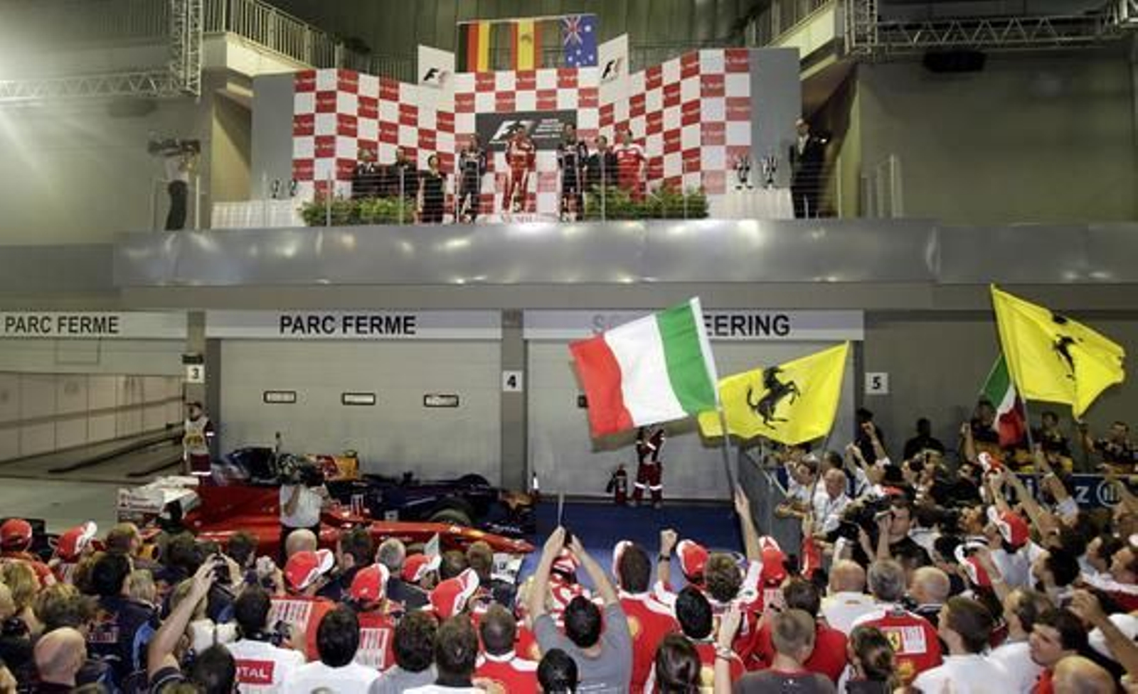 Fernando Alonso se acerca al liderato del Mundial tras ganar el Gran Premio de Singapur. / Reuters