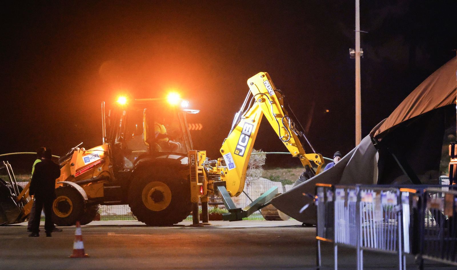 El derribo de la gasolinera de Alcosa, todas las fotos