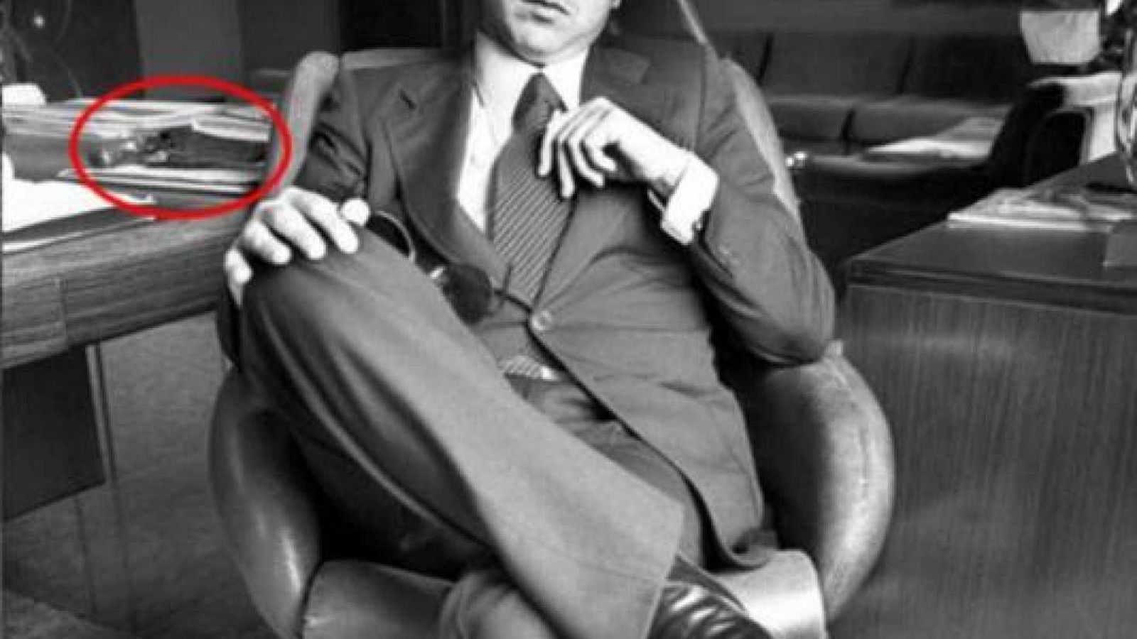 Silvio Berlusconi en 1977, captado por Alberto Roveri. En la mesa de su despacho tenia un arma. Eran años de bandas y mafia en Italia