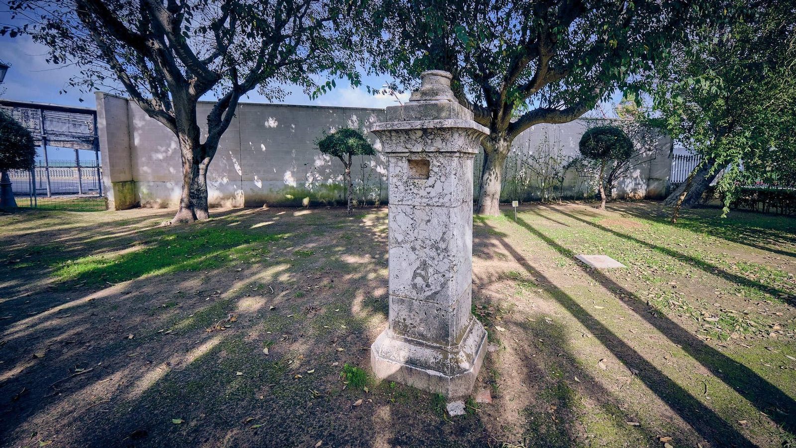 Un pedestal que no rinde tributo a nadie.