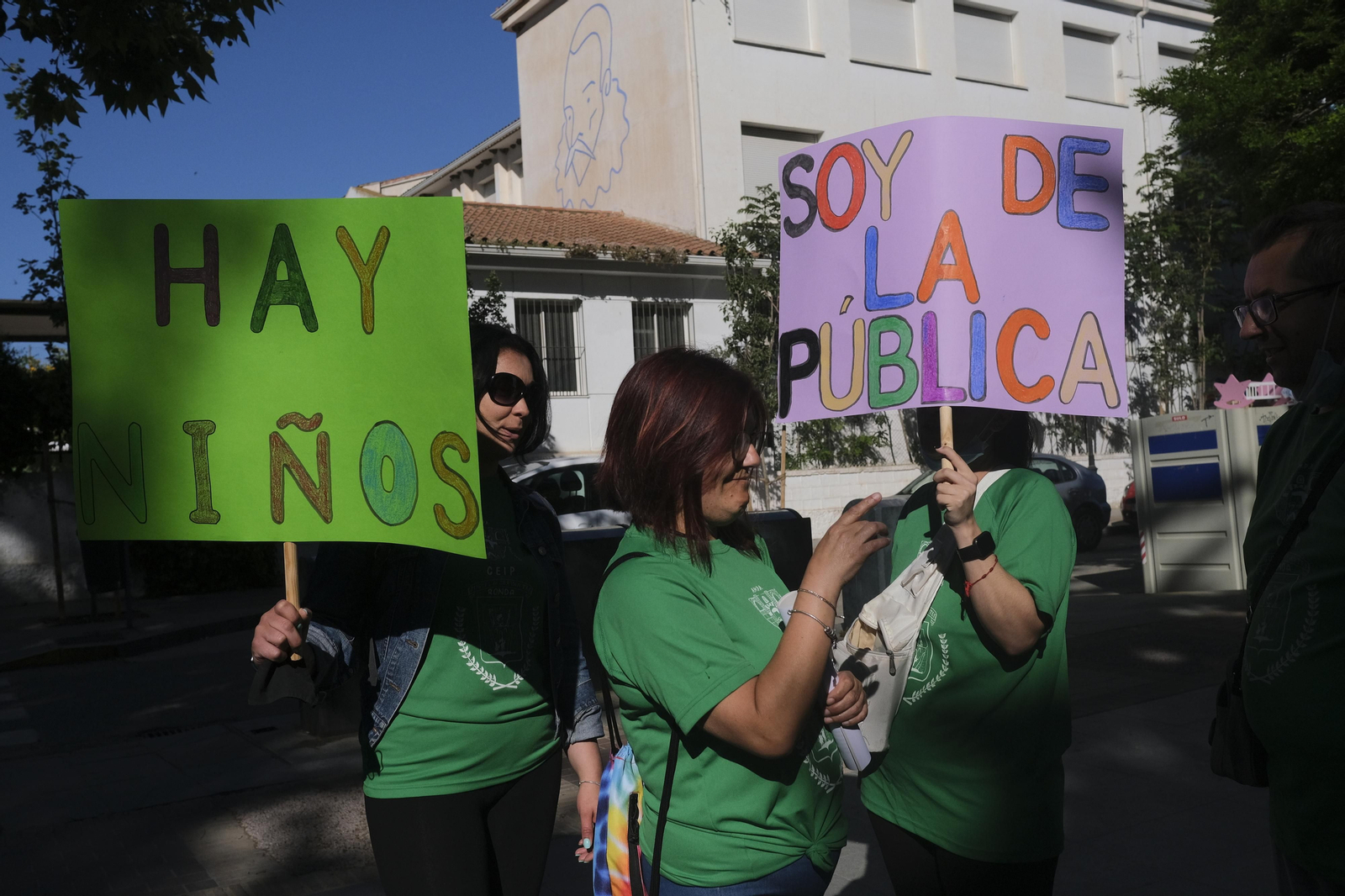Madres durante la protesta junto al colegio Miguel de Cervantes.
