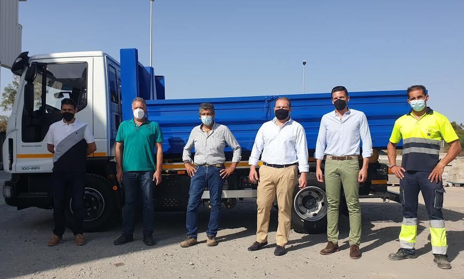 Responsables municipales junto al nuevo vehículo