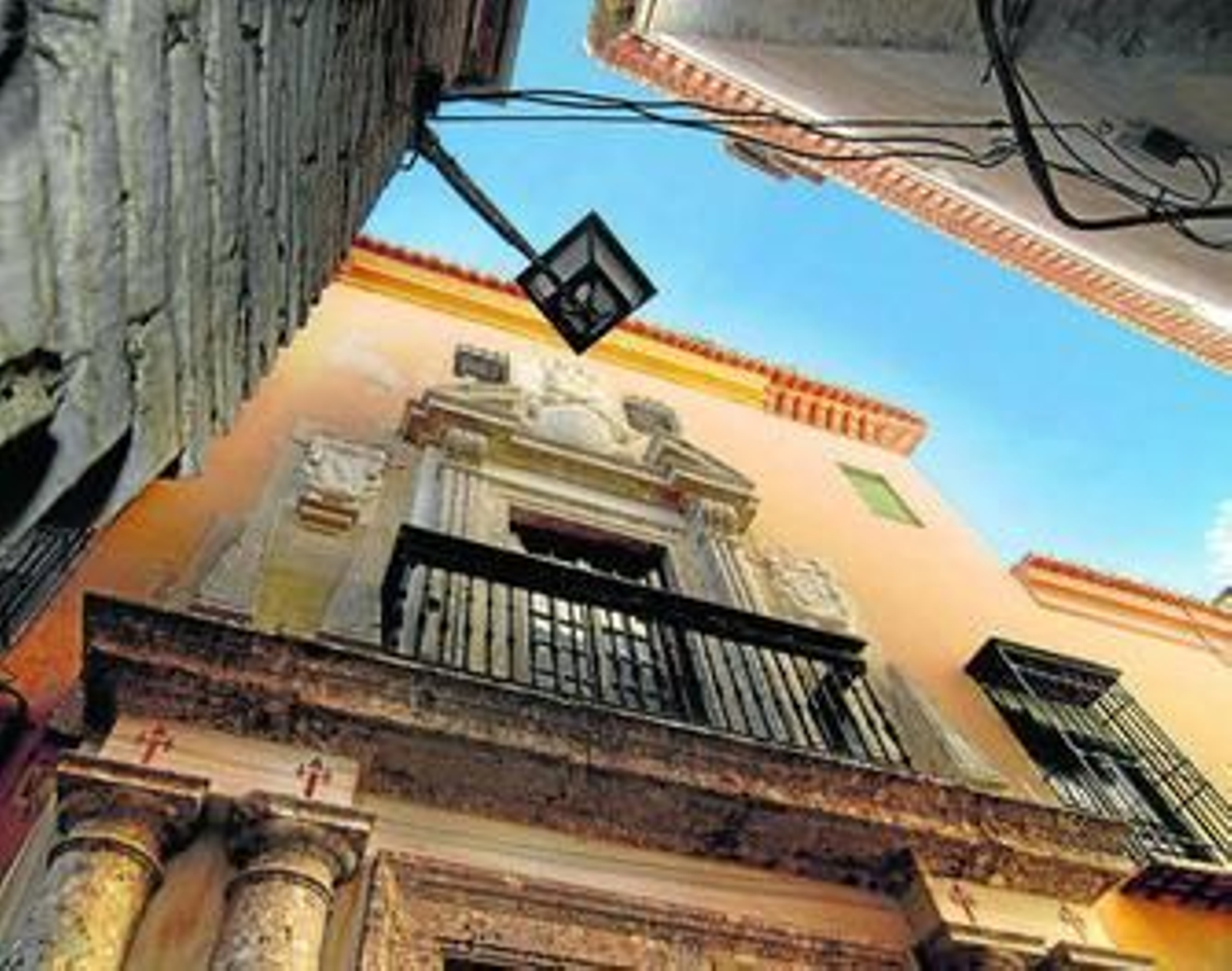 La fachada de la Casa Ágreda situada en la Cuesta de Santa Inés, al lado de la Carrera del Darro. La fachada de la Casa Ágreda situada en la Cuesta de Santa Inés, al lado de la Carrera del Darro.
