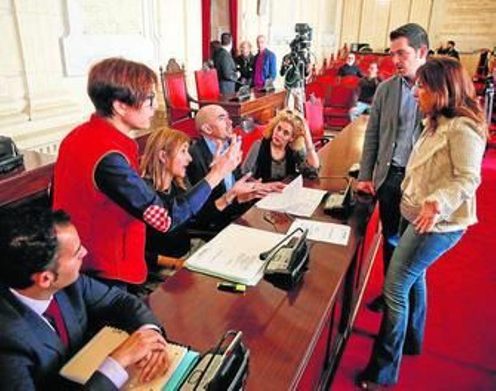 Miembros de la comisión de investigación de Art Natura, en la reunión celebrada ayer.
