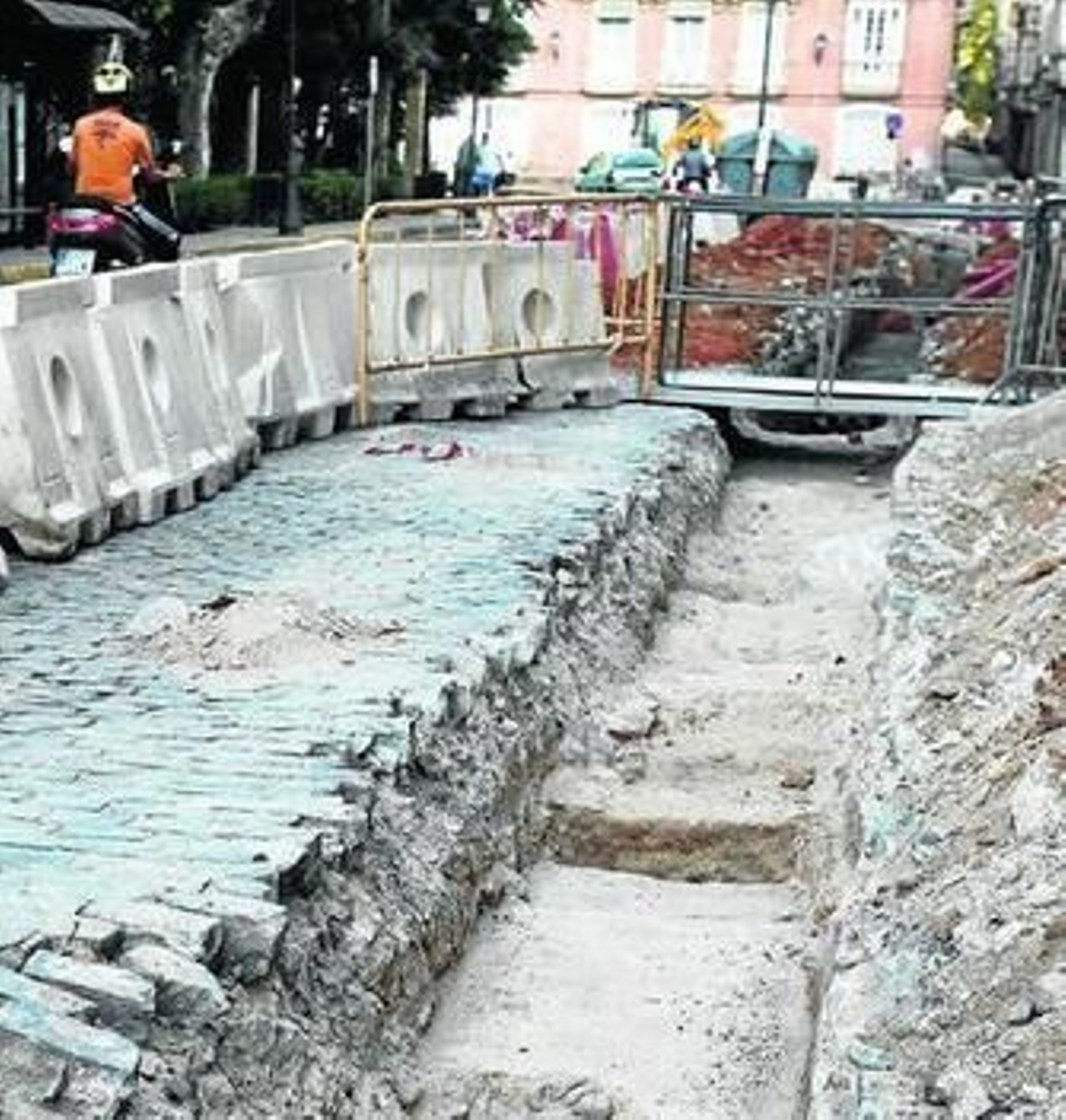 Las obras que se están realizando en la calzada de la Alameda.