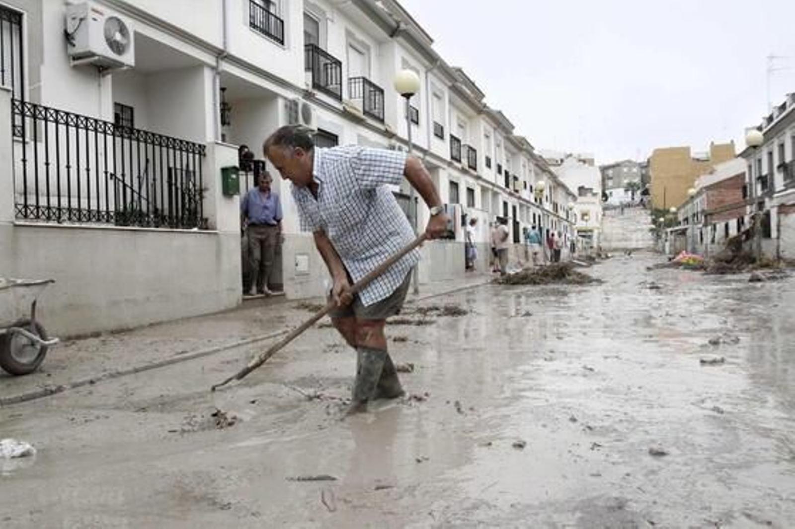 Tres fallecidos y numerosos daños materiales por las fuertes lluvias registradas en la provincia

Foto: EFE