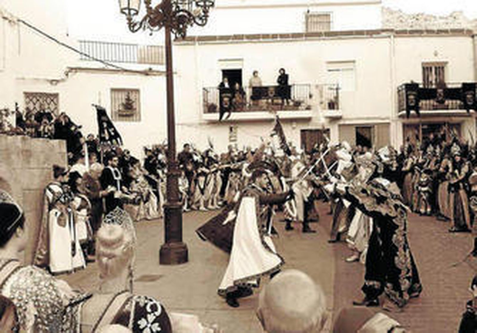 María Nieto entrega un estudio sobre los Moros y Cristianos de Olula de Castro