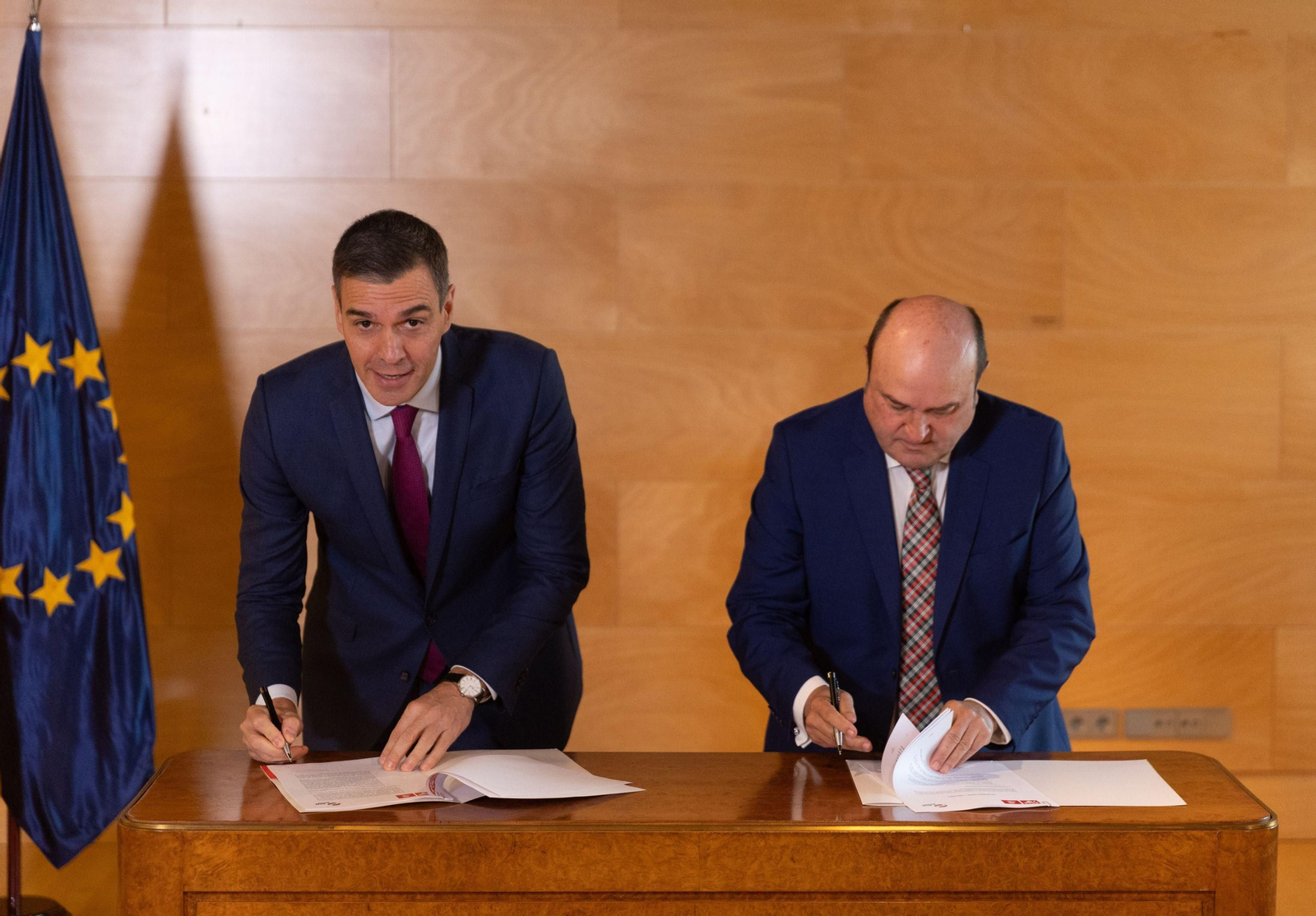Sánchez y Andoni Ortúzar, presidente del PNV, firman el pacto para apoyar la investidura