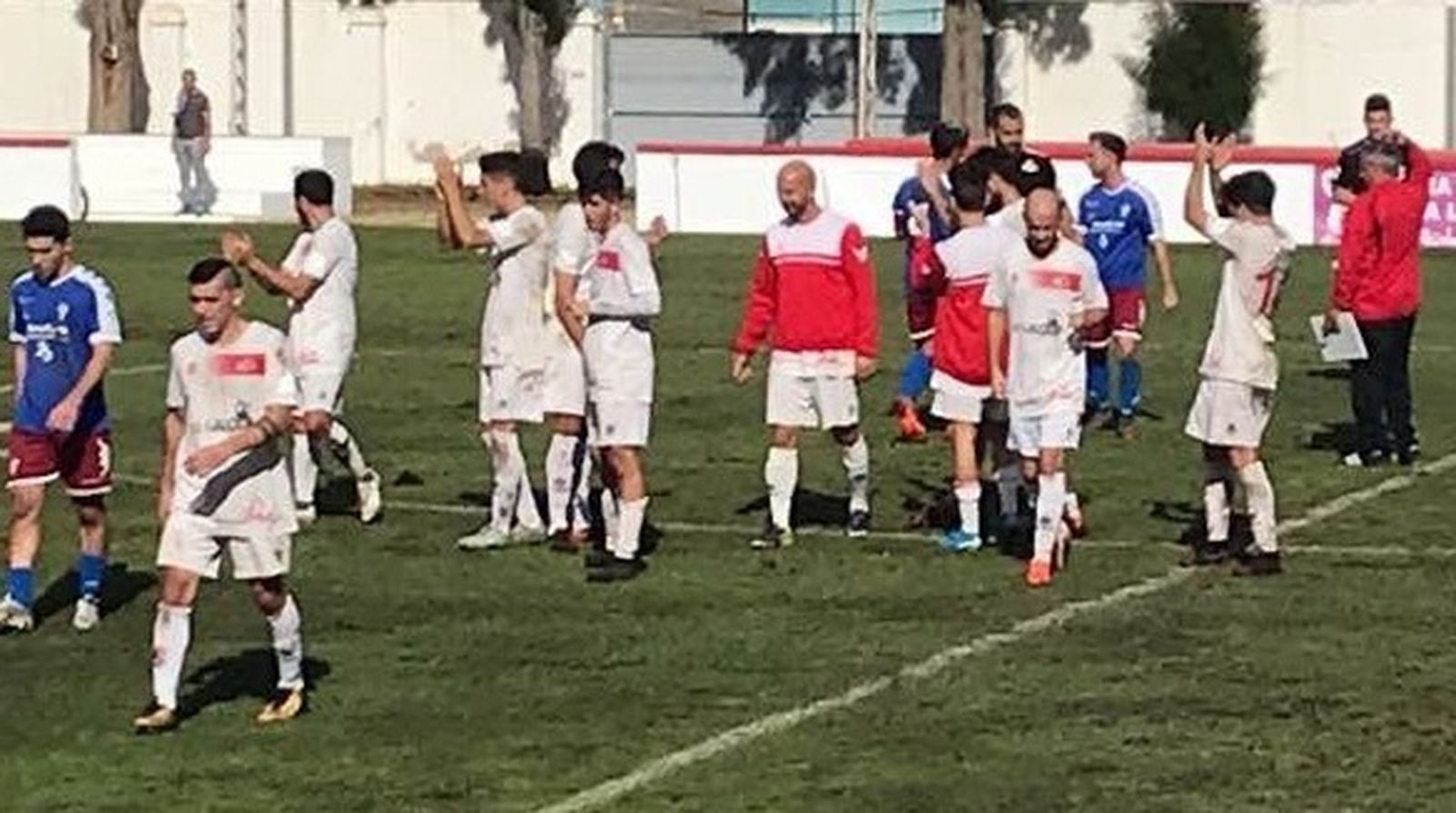 Los jugadores del Chiclana CF celebran su triunfo.