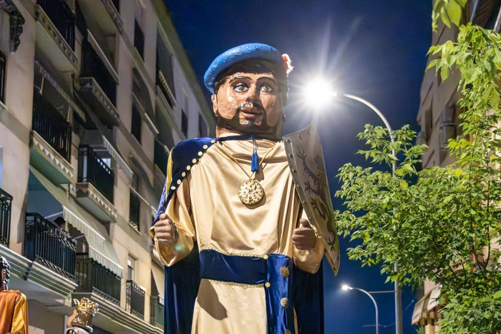 Pasacalles inaugural, fuegos artificiales e iluminación de la portada de feria y del recinto ferial de la Feria de San Bartolomé en Martos