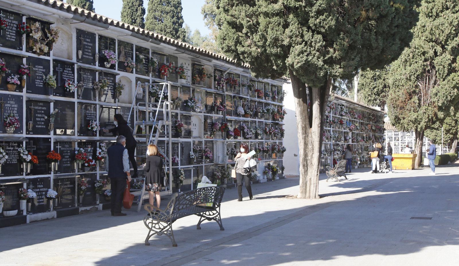El covid-19 motiva un Día de los Santos de recogimiento en los cementerios de Córdoba