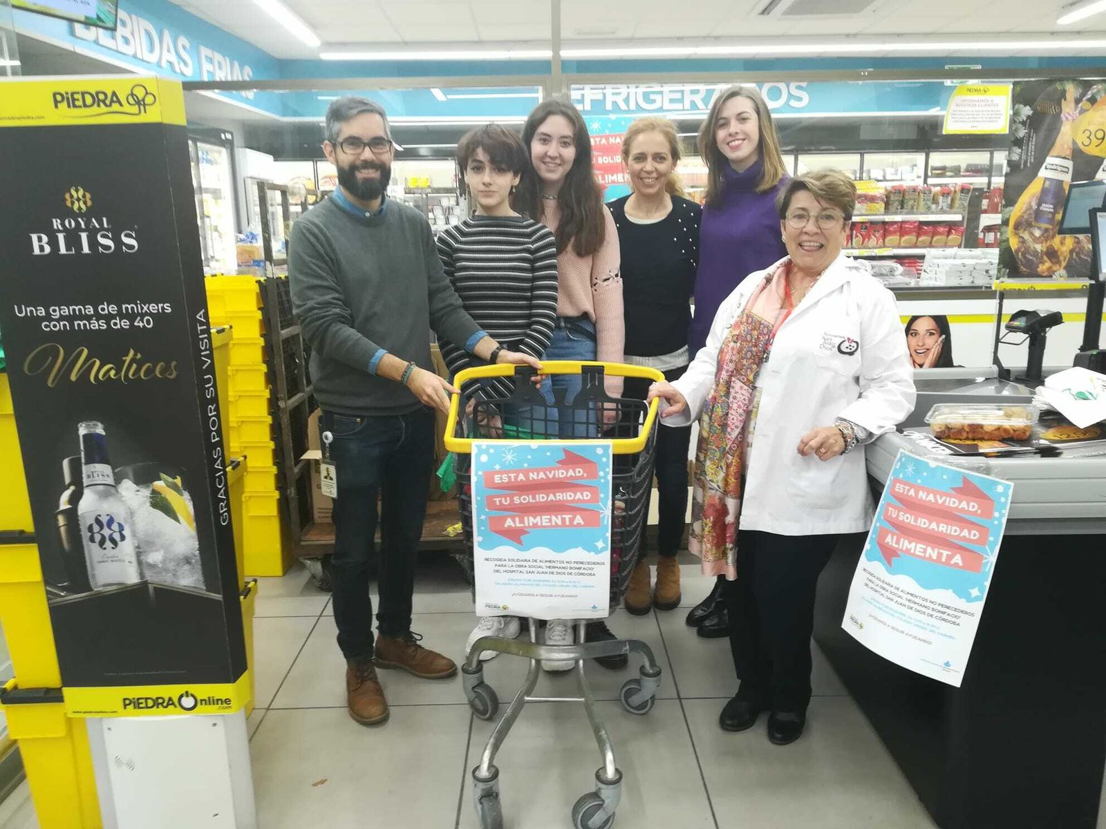 Voluntarios que han participado en la recogida de alimentos.