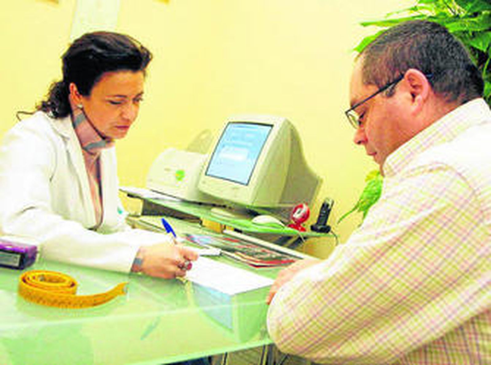 Un hombre acude a una especialista para peder peso.