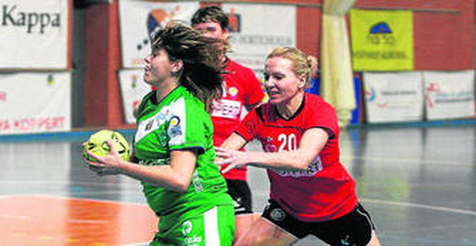 Lyapina, debutante ayer con el Vícar Goya, intenta frenar a una jugadora del Ro'casa.