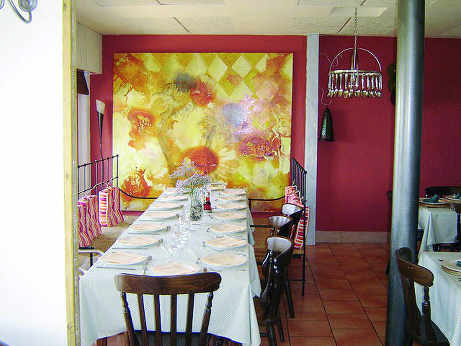 La mesa dispuesta en un restaurante.